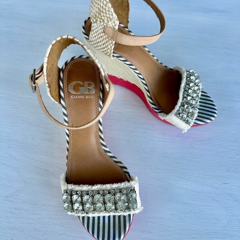 GIANNI BINI, CANVAS SANDALS WITH 4 1/4”WEDGE HEEL. PRE-OWNED. SIZE 6 - Picture 8 of 11